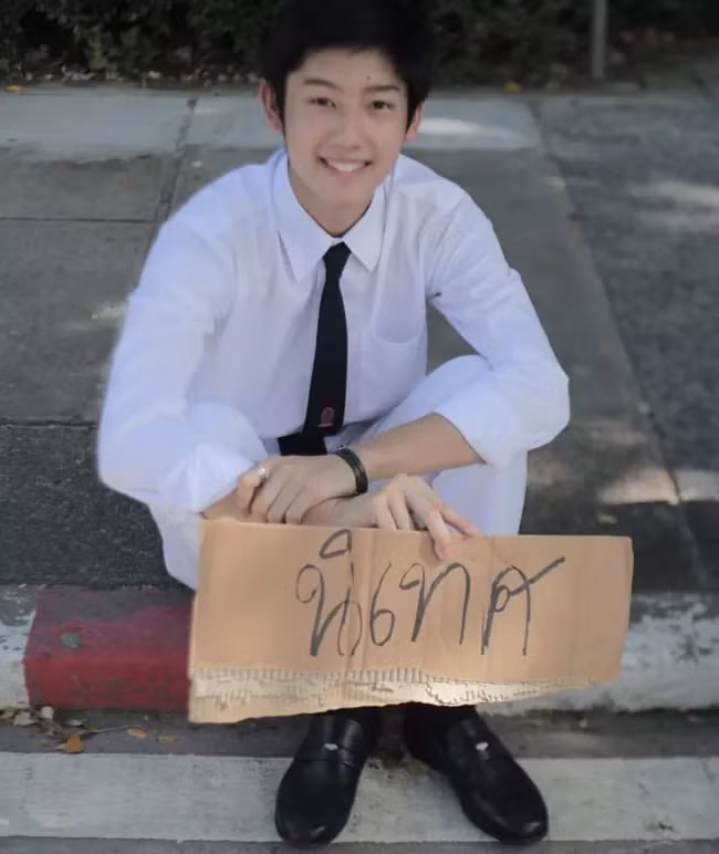 Đối với nhiều bạn nữ, chỉ cần được học cùng lớp với cậu bạn điển trai như thế này, có lẽ cả quãng đời sinh viên sẽ như sống trên mây vậy.