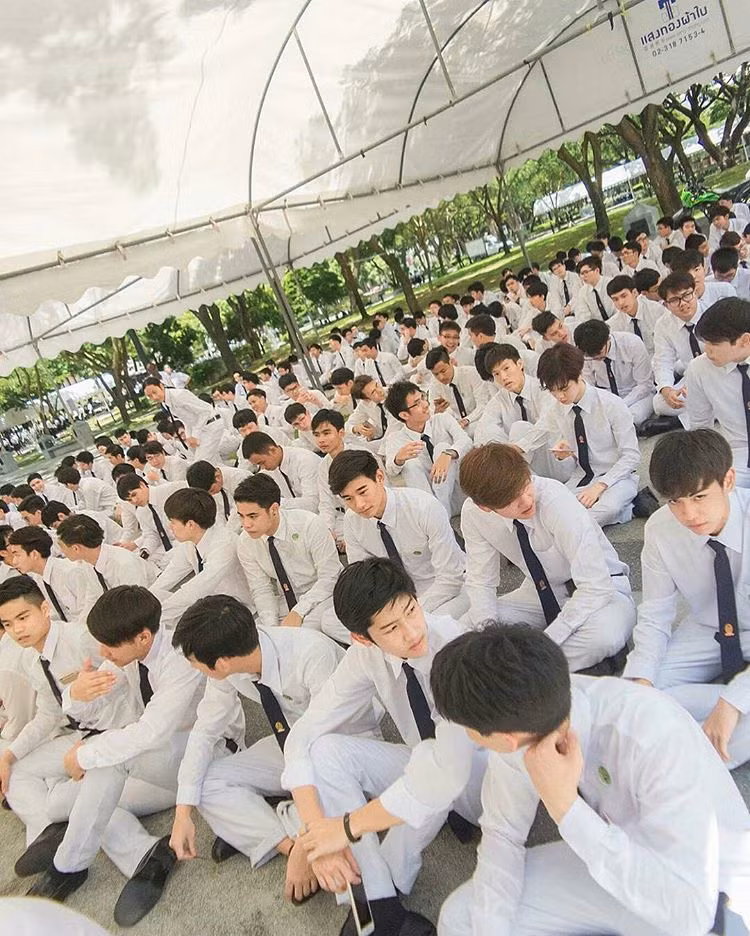 Dưới sức hút khó cưỡng của những nam thần và mỹ nữ trong trường, hiện trên Instagram đã xuất hiện một trang riêng, chuyện tìm kiếm và cập nhật những gương mặt đẹp, mới nổi ở các khoa, được hàng nghìn người theo dõi.