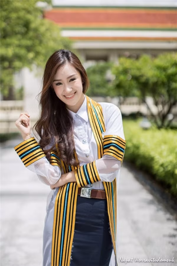 Mỹ nữ trong trường cũng nhiều không kể hết, họ học ở các khoa khác nhau, mỗi khoa nữ sinh lại có vẻ đẹp đặc thù riêng biệt, không vẻ đẹp nào trùng lẫn với nhau.