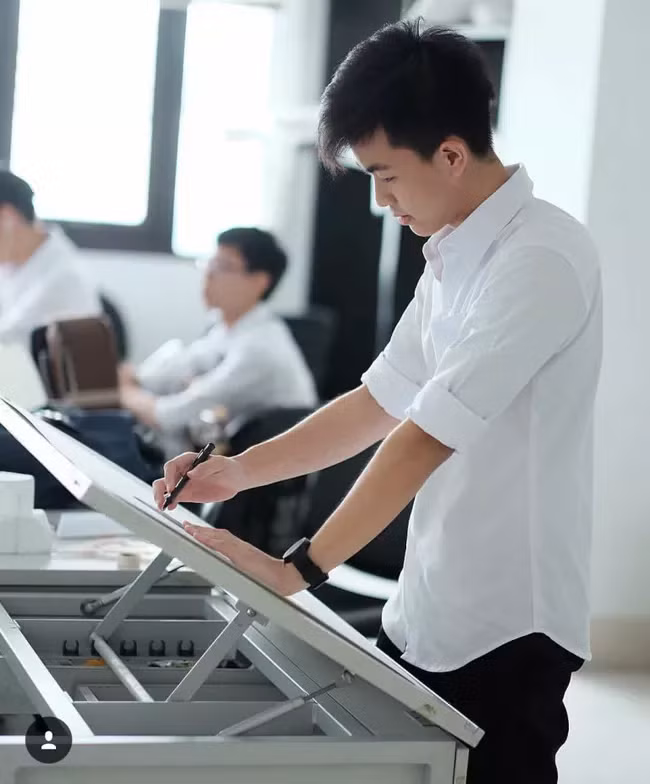 Nếu có dịp ghé thăm ngôi trường đại học nổi tiếng này, nhiều người sẽ không khỏi choáng ngợp trước dàn hot boy mặc sơ mi trắng đẹp trai như những nam thần trong truyện ngôn tình.