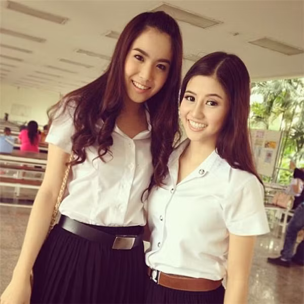 Ngôi trường nhìn đâu cũng thấy nữ sinh đẹp như hot girl khiến bao người mê mẩn.