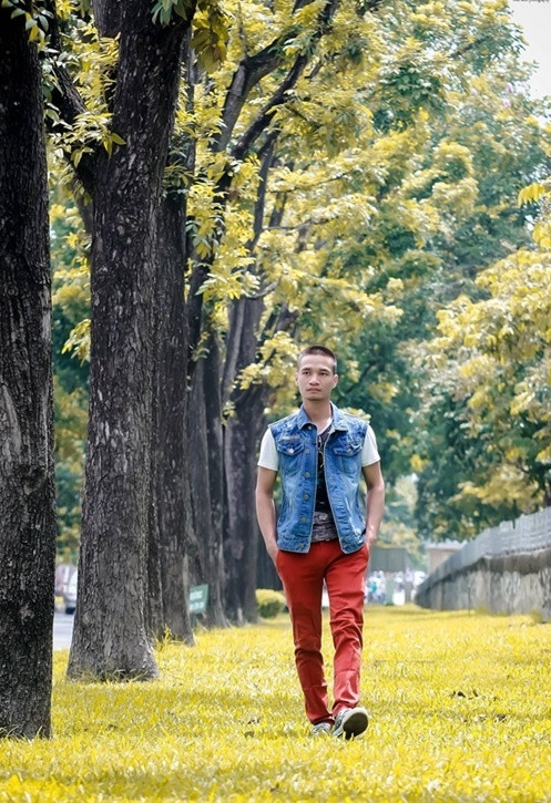 Trong bộ ảnh của "phó nháy" trẻ Kun Mon - ghi dấu sự thay đổi mạnh mẽ về mặt hình thức bên ngoài cũng như những biểu cảm lạnh lùng, thể hiện sự trưởng thành của bản thân mới đây, Lệ Rơi cũng vẫn mặc chiếc quần vải kaki màu đỏ cam, kết hợp với giày bệt, phía trên là áo phông cùng áo jean khoác ngoài... Dù chỉ là vô tình nhưng việc phát hiện ra thói quen ăn mặc, lựa chọn trang phục này của Lệ Rơi cũng khiến nhiều dân mạng cảm thấy rất thú vị. Ảnh: Kun Mon.