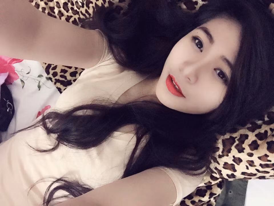 Với cách trả lời bám sát thực tế và khá thông minh này, Hồ Ái Thơ đã giành chiến thắng tại Hoa khôi Sinh viên Hà Nội 2016 rất xứng đáng. Sau cuộc thi, Ái Thơ nhận được rất nhiều lời chúc mừng từ người thân, bạn bè, những bạn sinh viên từ khắp mọi nơi đã luôn ủng hộ, cố gắng cổ vũ và bình chọn cho Ái Thơ từ những vòng thi trước. Ảnh: Facebook nhân vật.