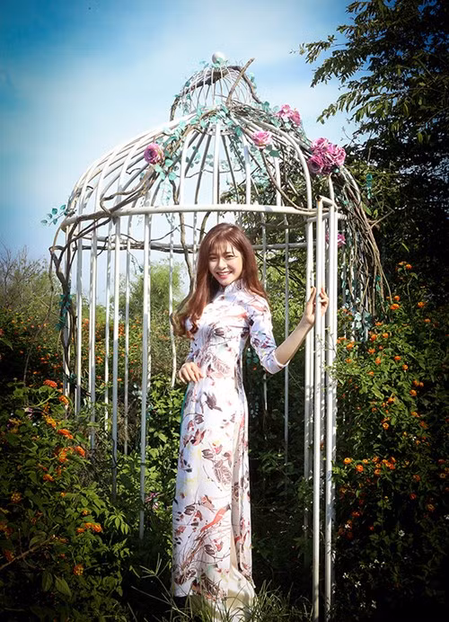 Sau khi kết thúc chặng đường ở Imiss Thăng Long 2016, Ái Thơ cho biết cô vẫn sẽ tiếp tục nỗ lực trau dồi bản thân về nhiều mặt cả về kiến thức chuyên môn cùng các hiểu biết về đời sống, xã hội, những lĩnh vực khác trong cuộc sống để bản thân có thể tiến bộ, hoàn thiện hơn và trở thành một người có ích. Ảnh: Facebook nhân vật.