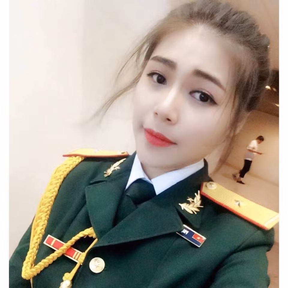 Và trong 3 yếu tố trên, Ái Thơ vẫn chọn ra một điểm cần được chú trọng nhiều nhất, đó chính là kiến thức chuyên môn. Theo quan điểm của cô nữ sinh xinh đẹp này thì việc chuẩn bị kiến thức chuyên môn trước khi đi xin việc luôn rất quan trọng và nó quyết định thành bại của mỗi bạn trẻ trong công việc. Và để làm điều này, các bạn sinh viên nên chú ý, tập trung trau dồi các kiến thức chuyên môn nhiều nhất có thể ngay từ khi còn ngồi trên ghế nhà trường. Ảnh: Facebook nhân vật.