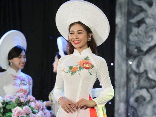 Có lợi thế chiều cao 1m68 cùng với thân hình khá chuẩn, Ái Thơ thể hiện rất tốt trong các vòng thi áo dài, váy dạ hội trong đêm chung kết. Trước đó ở các vòng thi chụp ảnh của Hoa khôi Sinh viên Hà Nội 2016, Ái Thơ cũng chiếm được nhiều thiện cảm, gây được ấn tượng với ban giám khảo, đông đảo bạn trẻ theo dõi cuộc thi này nhờ những lợi thế về ngoại hình của mình. Ảnh: Thế giới trẻ.