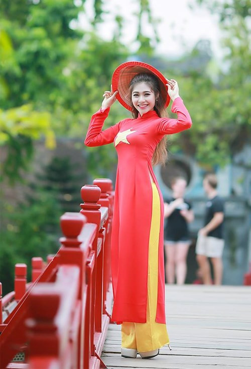 Lọt vào top 6 thí sinh xuất sắc nhất và tham gia vòng thi ứng xử, Hồ Ái Thơ nhận câu hỏi nêu quan điểm và suy nghĩ về vấn đề hiện nay có khá nhiều bạn sinh viên tốt nghiệp ra trường nhưng không có việc làm. Ái Thơ với sự thông minh và nhanh nhẹn đã trả lời khá hay và ngắn gọn, cô cho rằng vấn đề tiên quyết nằm ở yếu tố kinh nghiệm, cách ứng xử và kiến thức chuyên môn của các bạn sinh viên. Ảnh: BTC.