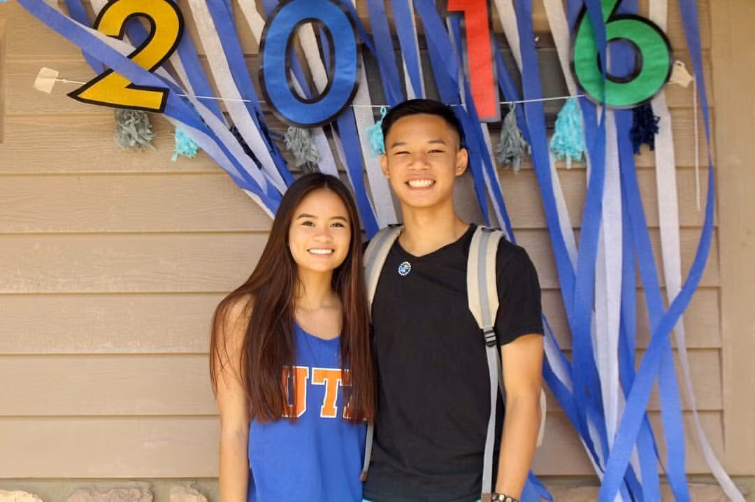 Nụ cười tươi tắn, đáng yêu của Andrew bên bạn bè thân thiết.