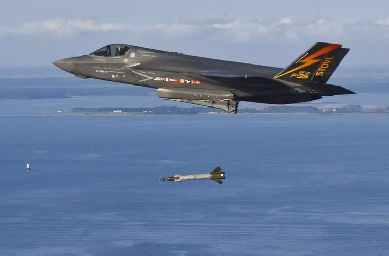 Tiêm kích tàng hình F-35 ném thử nghiệm bom thông minh.