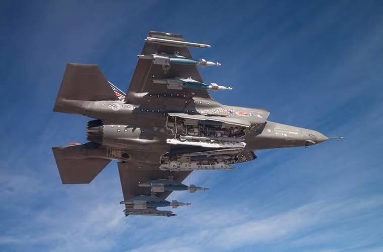 Series tiêm kích tàng hình F-35 có thể mang các loại đa công dụng Mk 84, Mk 83, Mk 82, bom chùm Mk.20, bom dẫn đường laser Paveway, bom thông minh JDAM, bom đường kính nhỏ SDB, bom liệng AGM-154 JSOW và bom hạt nhân B61 mod 12.