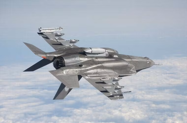 Trong nhiệm vụ tác chiến không đối không, F-35 có thể mang tên lửa không đối không của Mỹ như AIM-120, AIM-9X và cả của châu Âu như IRIS-T và MBDA Meteor.