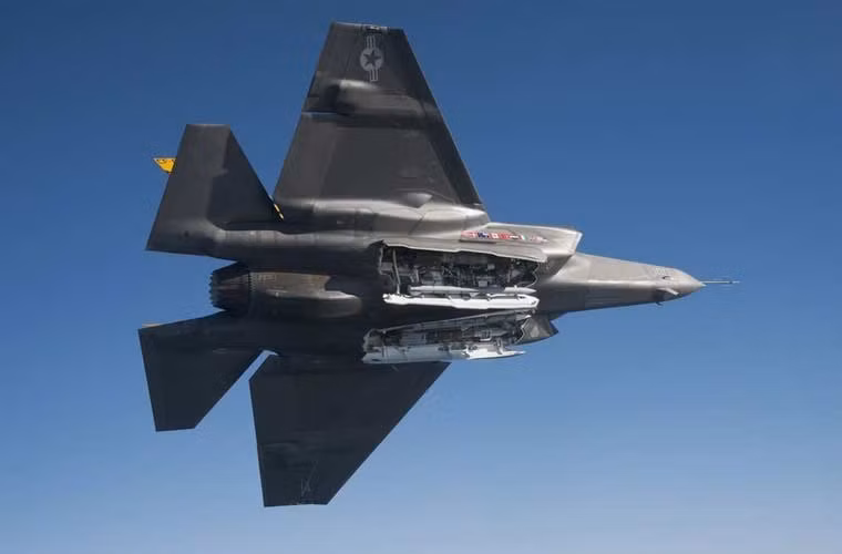 Khoang vũ khí trong thân của tiêm kích tàng hình F-35 mang được một số loại bom thông minh và tên lửa không đối không. Tuy nhiên, tải trọng của nó chỉ là 1,36 tấn. Nghĩa là nếu bảo đảm việc tàng hình thì với khả năng mang vác vũ khí của F-35 sẽ rất thấp.