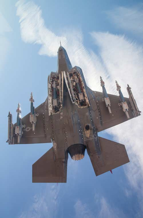 Trong ảnh, tiêm kích tàng hình F-35 bay thử nghiệm với 6 quả bom dẫn đường lade treo dưới cánh và khoang thân cùng 2 đạn tên lửa đối không.