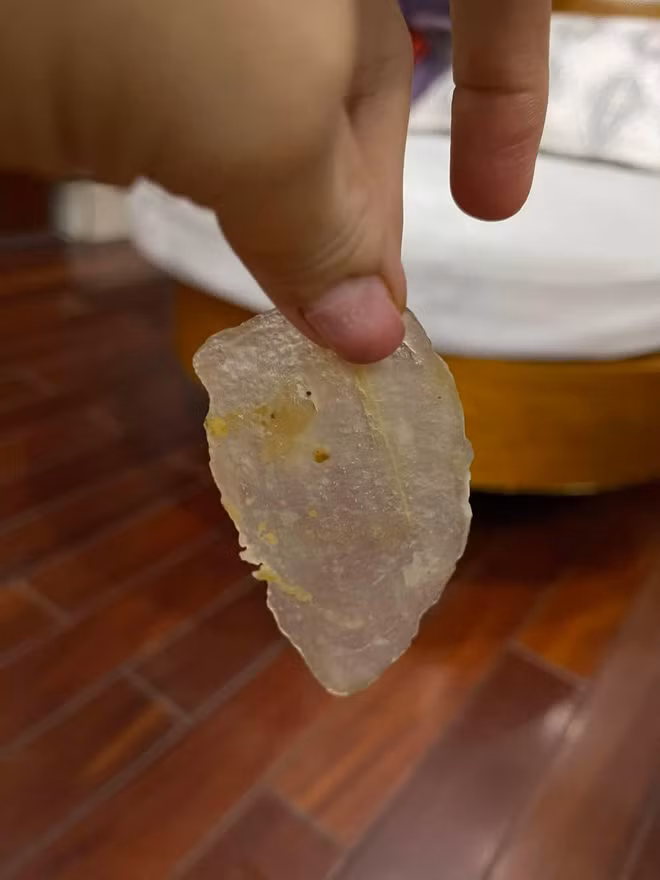 Thảm họa mua hàng online này đã khiến netizen được phen "cười lăn cười bò" và không tưởng tượng nổi chiếc bánh trên mạng và thực tế lại khác nhau đến như vậy. Ảnh: Facebook