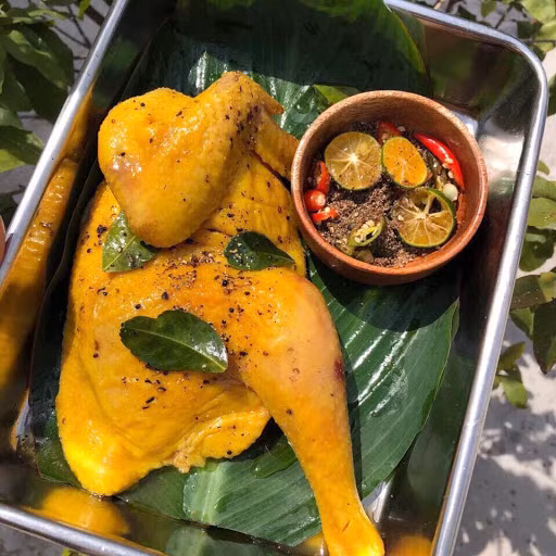 Mặc dù chẳng biết độ xác thực của hình ảnh này là như thế nào, nhưng nhiều người cho rằng, với giá 1 ngàn đồng hoàn toàn không có chuyện săn được một con gà ủ muối. Ảnh: Facebook