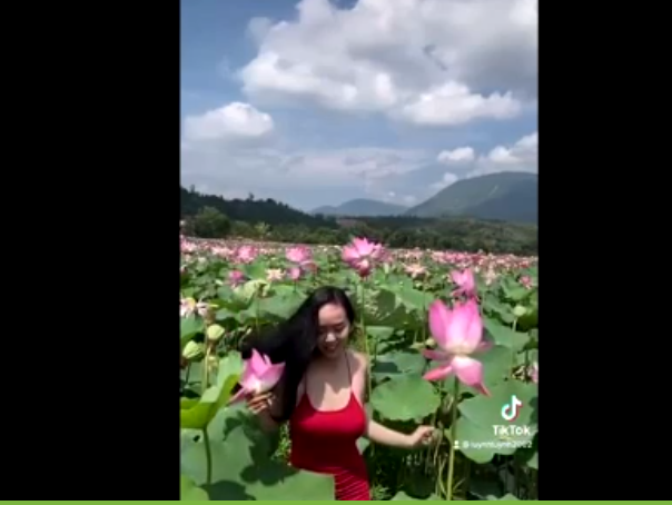 Điều khiến netizen hết sức trầm trồ ở đoạn clip ngắn này chính là cơ thể săn chắc, vòng eo con kiến cùng làn da trắng nõn nà của cô nàng. Dù đi trái lại với cách chụp sen truyền thống, nhưng cô nàng vẫn gây sức hút nhờ vào body của mình mà không phản cảm.