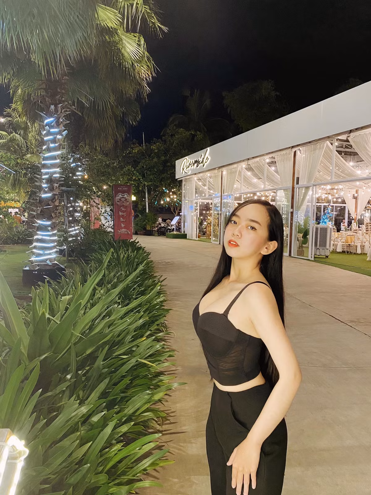 Đường cong nuột nà, vòng nào ra vòng nấy của cô gái 19 tuổi khiến nhiều người ngưỡng mộ.