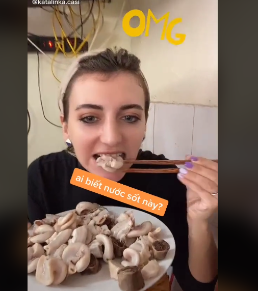 Bên cạnh đó, nhiều món ăn "đặc sản" khác tại Việt Nam cũng được nàng mẫu thử ăn và review, nhận được lượng tương tác khá lớn.