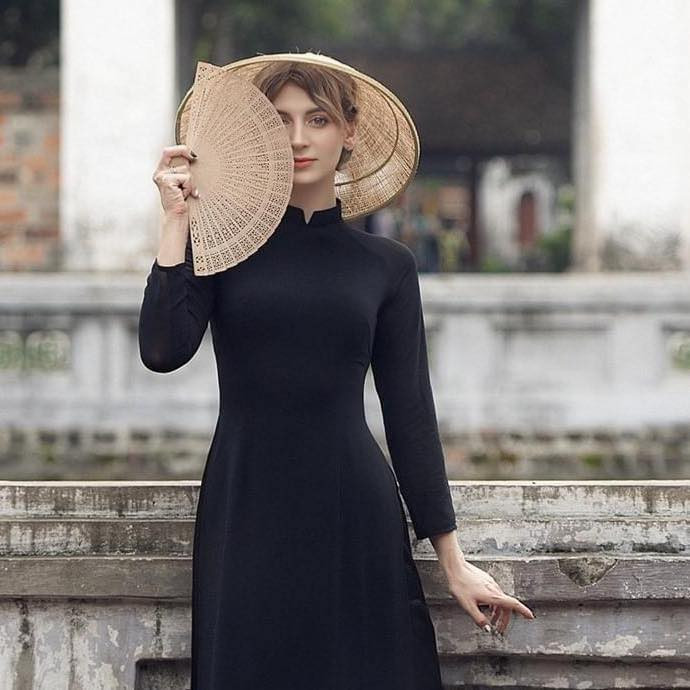 Nàng mẫu lên án người Việt Nam ăn thịt chó từng học Đại học Kinh tế và Thương mại Quốc gia Kyiv trước khi tới Việt Nam làm người mẫu ảnh.