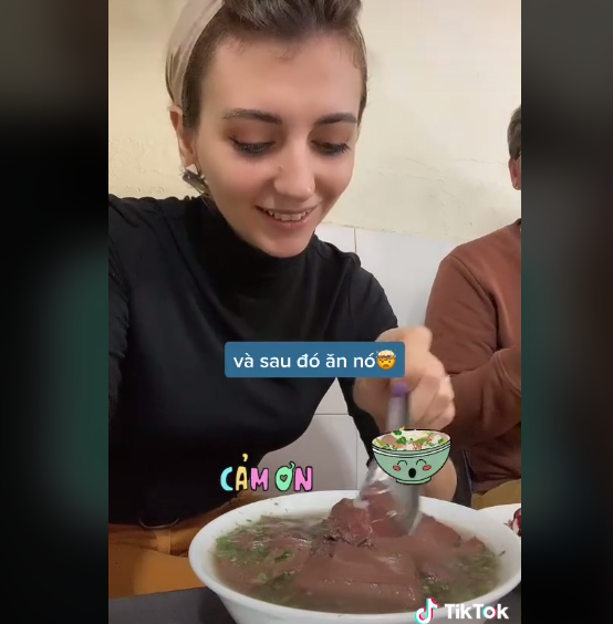 Trong màn review món tiết canh vốn được phần lớn người Việt yêu thích, cô nàng này dù đã thử ăn tuy nhiên lại bình luận "nó rất đáng sợ và nguy hiểm". Màn review này đã nhận về không ít ý kiến trái chiều, người cho rằng nếu không muốn ăn thì đừng nên thử rồi chê bai, số khác lại đồng tình với cô nàng bởi món này khá nguy hiểm.