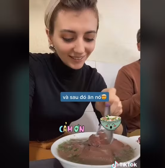 Trong màn review món tiết canh vốn được phần lớn người Việt yêu thích, cô nàng này dù đã thử ăn tuy nhiên lại bình luận "nó rất đáng sợ và nguy hiểm". Màn review này đã nhận về không ít ý kiến trái chiều, người cho rằng nếu không muốn ăn thì đừng nên thử rồi chê bai, số khác lại đồng tình với cô nàng bởi món này khá nguy hiểm.