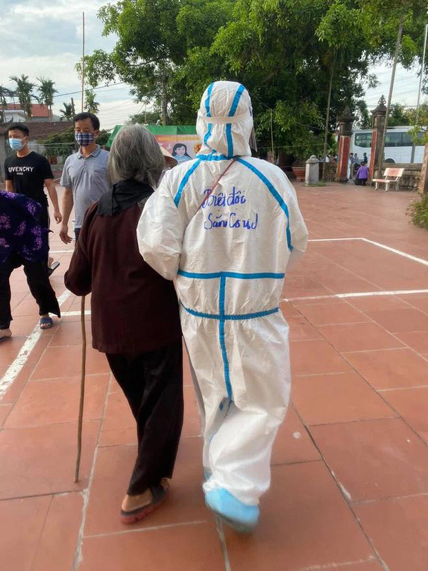 Dòng chữ "Biệt đội săn COVID" đã thể hiện sức mạnh của tuyến dịch chống dịch dù bất chấp hoàn cảnh nào.