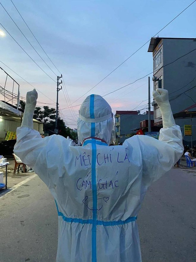Ngoài bức ảnh gây chú ý trên, còn có rất nhiều hình ảnh về những chiến binh áo trắng khác với những dòng chia sẻ cực đáng yêu trên bộ quần áo bảo hộ nóng nực mới đây được chia sẻ trên MXH.