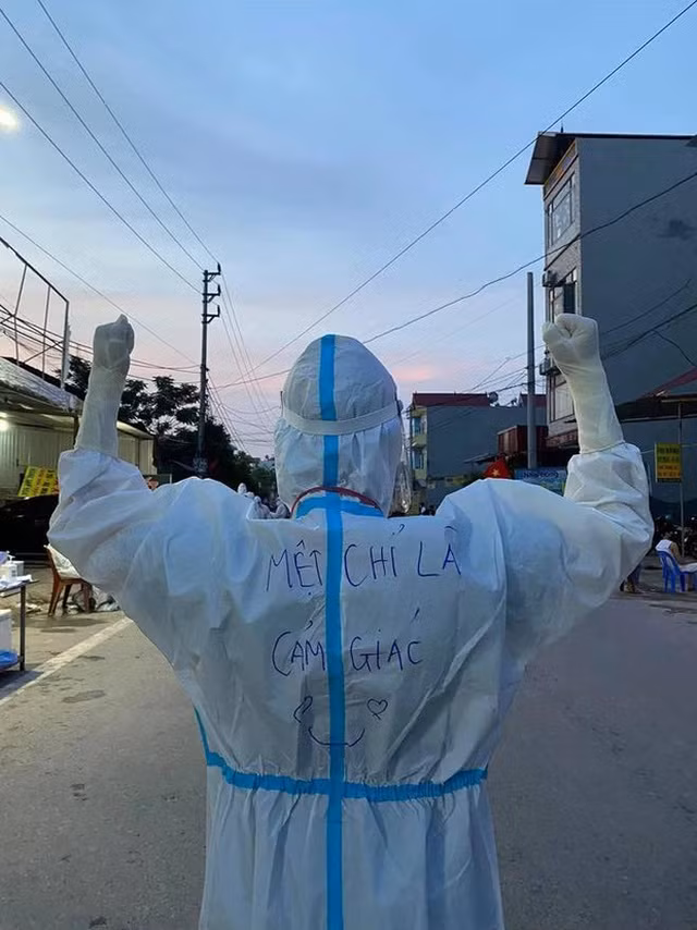 Ngoài bức ảnh gây chú ý trên, còn có rất nhiều hình ảnh về những chiến binh áo trắng khác với những dòng chia sẻ cực đáng yêu trên bộ quần áo bảo hộ nóng nực mới đây được chia sẻ trên MXH.