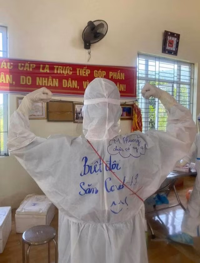 Hình ảnh nữ tình nguyện viên trẻ hăng say làm công việc hỗ trợ lấy mẫu xét nghiệm COVID-19 trong vùng dịch khiến nhiều người ấn tượng, họ còn gây ấn tượng hơn bởi những dòng chữ vô cùng đáng yêu trên áo bảo hộ.