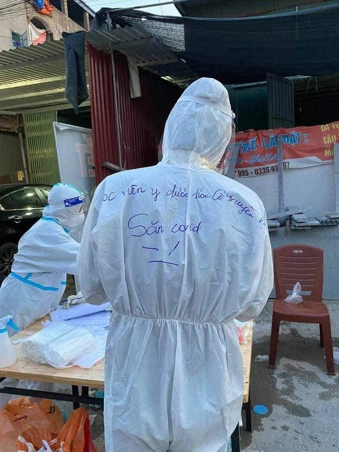 Nhiều y bác sĩ còn ghi những dòng chia sẻ thúc đẩy tinh thần về việc quyết liệt đấu tranh với dịch bệnh đến cùng. Ảnh: Tổng hợp