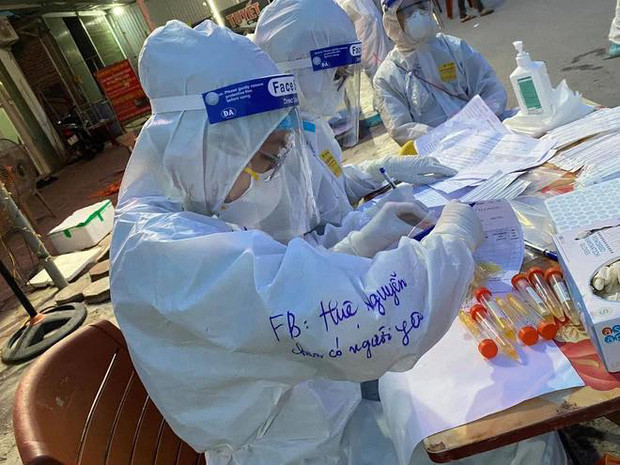 Mới đây, hình ảnh một nữ tình nguyện viên trong trang phục quần áo bảo hộ trắng đang làm nhiệm vụ chống dịch COVID-19 được chia sẻ trên mạng xã hội khiến nhiều người thích thú. Đặc biệt, dòng chữ trên áp "Huệ Nguyễn chưa có người yêu" đang gây sốt MXH.