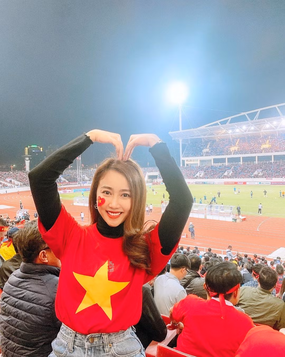 Trước trận đấu, bạn gái cũ Tiến Linh cũng đã chọn hình ảnh mặc áo cờ đỏ sao vàng từng xuất hiện trên khán đài cổ vũ tuyển Việt Nam để hâm nóng bầu không khí.