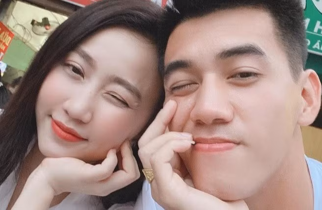 Huỳnh Hồng Loan hơn Tiến Linh 3 tuổi. Khi họ công khai mối quan hệ, nhiều ''fan cuồng'' phản đối, cho rằng Hồng Loan già dặn hơn Tiến Linh.