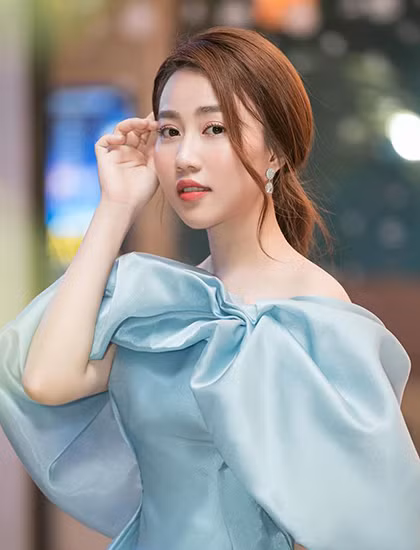 Huỳnh Hồng Loan đã tốt nghiệp Cao đẳng Văn hóa Nghệ thuật TP HCM. Cô từng đoạt giải "Gương mặt đẹp" của Ngôi sao thời trang 2013, Giải nhất cuộc thi Duyên dáng áo dài và hoa 2014, Á khôi cuộc thi Duyên Dáng áo dài Việt Nam 2015.