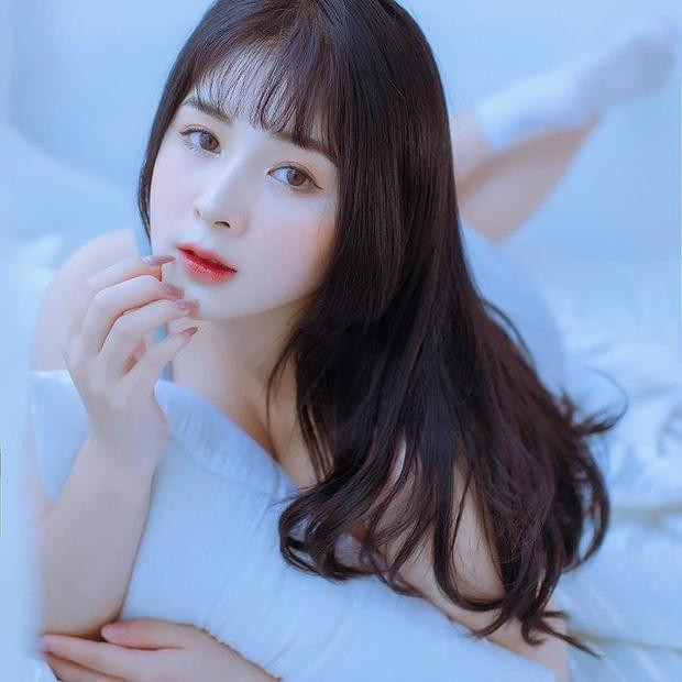 Tuy nhiên, sau khi lên tiếng đính chính thì được biết hình ảnh trên không phải là của streamer này, cư dân mạng đã tự lấy ảnh Quỳnh Alee và ghép với thân hình của thiếu nữ khác.