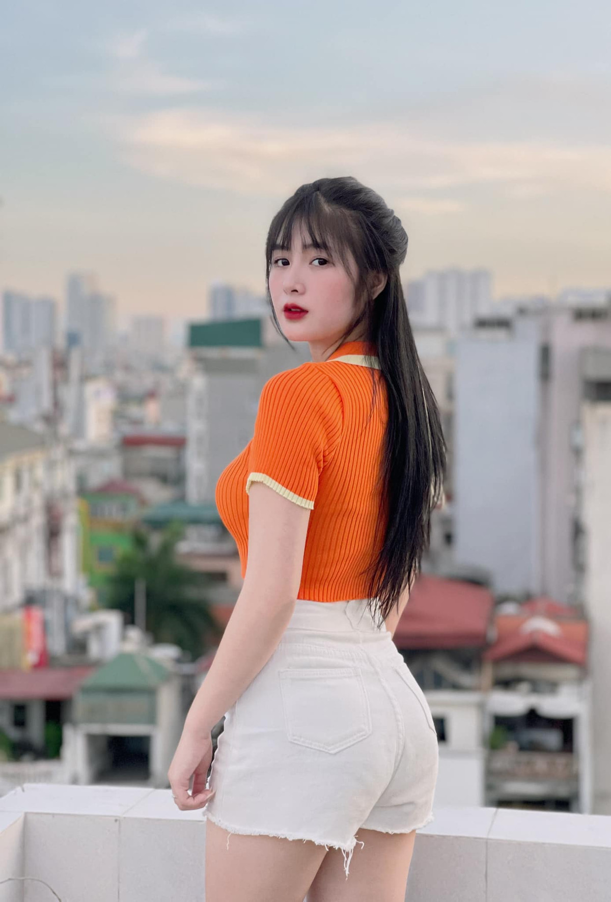 Hình ảnh ghép khoe ngực "khủng" trên đã vô tình khiến nữ streamer Quỳnh Alee nhận về không ít ý kiến trái chiều. Phần lớn đều cho rằng cô quá táo bạo gây "nhức mắt".