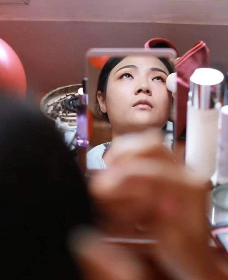 Có những khoảnh khắc thần thái kém xinh của cô dâu nhưng thợ chụp ảnh vẫn lưu lại và cho vào bộ ảnh. Ảnh: Facebook