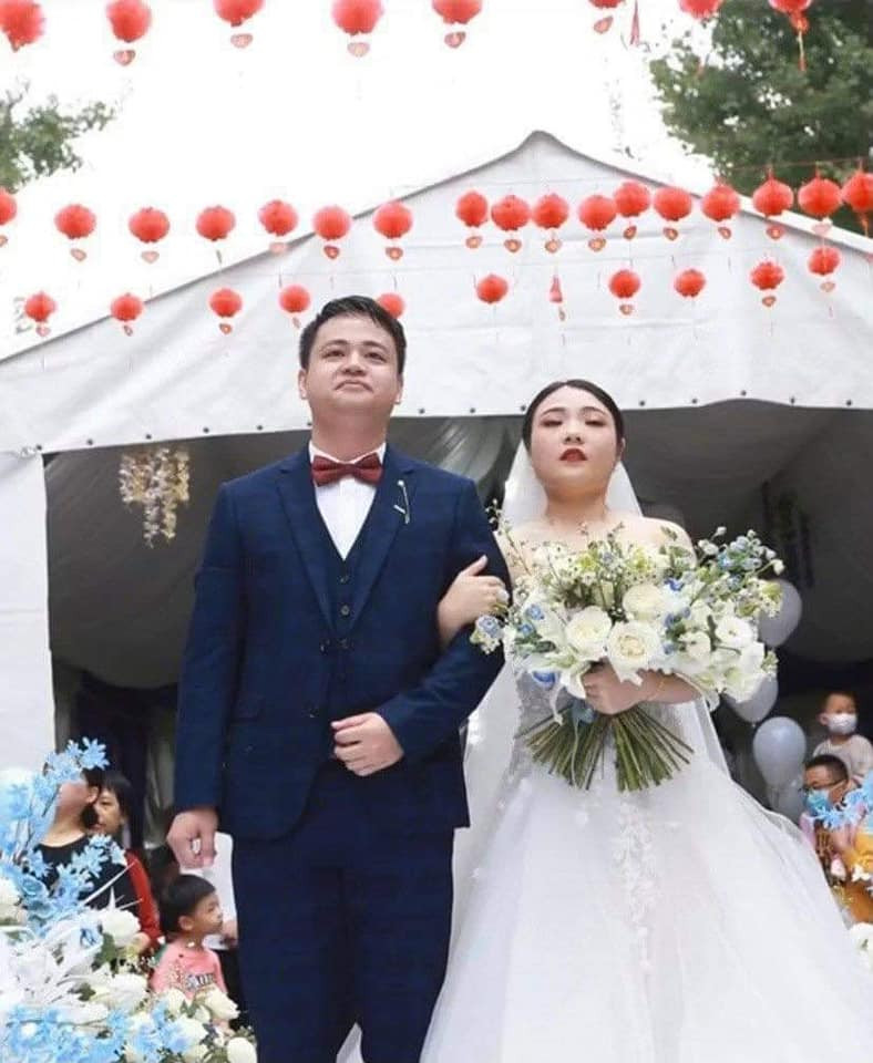 Mới đây, một cặp đôi "dở khóc dở cười" khi nhận bộ ảnh cưới không thể thảm họa hơn. Thợ chụp ảnh đã ghi lại những khoảnh khắc "dìm hàng nhất của cặp đôi" mặc dù đây được cho là thời điểm đẹp nhất trong đời. Ảnh: Facebook