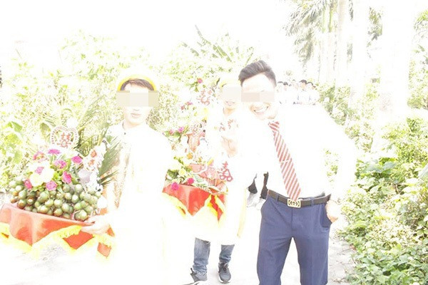 Trên MXH từng xuất hiện trường hợp một chàng trai đang hí hửng mãi mới lấy được vợ, ấy thế nhưng thợ chụp ảnh lại trả cho quả ảnh không thể xấu xí hơn. Ảnh: Facebook