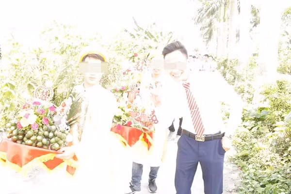 Trên MXH từng xuất hiện trường hợp một chàng trai đang hí hửng mãi mới lấy được vợ, ấy thế nhưng thợ chụp ảnh lại trả cho quả ảnh không thể xấu xí hơn. Ảnh: Facebook