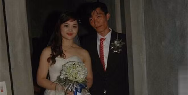 Việc những anh phó nháy không có tâm trên thực tế đã diễn ra nhan nhản trước đó dù cô dâu và chú rể chẳng ngại "rút hầu bao". Ảnh: Facebook