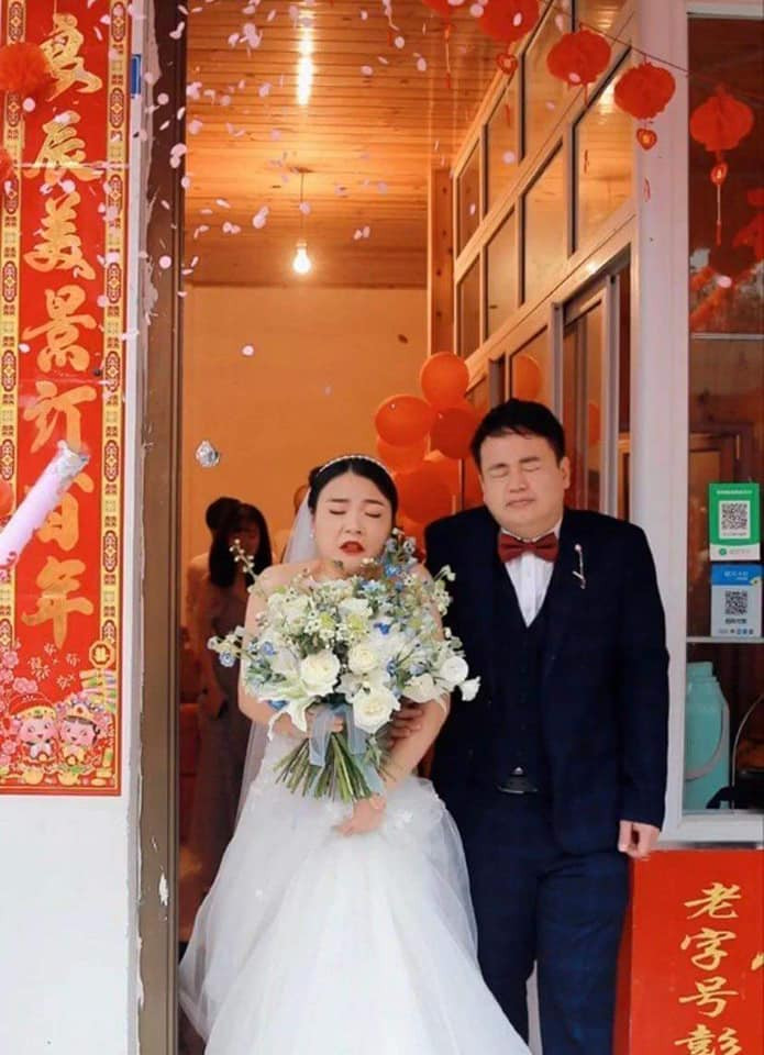 Thậm chí, bộ ảnh "thảm họa" đến mức có những khoảnh khắc nhân vật chính bị nhòe hết đi, chẳng rõ mặt bằng người đi bên cạnh. Ảnh: Facebook