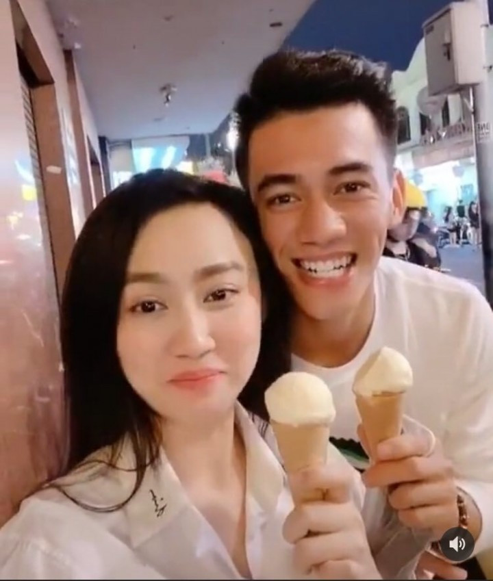 Trong dàn bạn gái Tiến Linh không thể không nhắc đến diễn viên Huỳnh Hồng Loan. Cô từng gây bão mạng xã hội khi xuất hiện trong MV của ca sĩ Sơn Tùng M-TP.