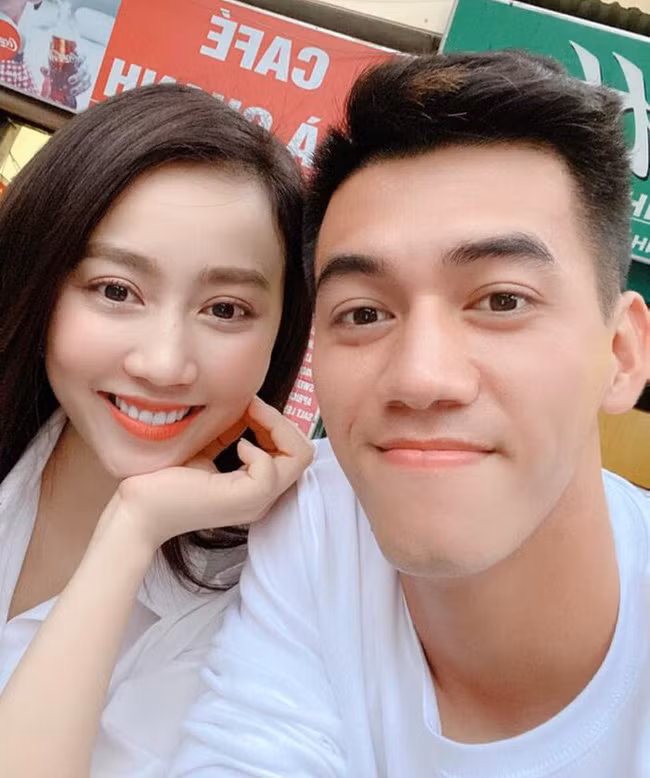 Hai người quen biết nhau qua mạng xã hội Facebook. Tiến Linh là người chủ động nhắn tin làm quen và hẹn hò với Hồng Loan. Sau đó, cả hai liên tục thả thính nhau trên mạng xã hội cũng như bị fan hâm mộ bắt gặp hẹn hò.