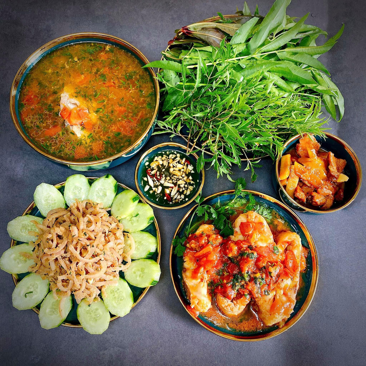 Chỉ là đĩa cá sốt, thịt kho, canh chua hay chút rau,...cũng đủ tạo nên một bữa ăn gia đình đầy đủ màu sắc, hương vị. Ảnh: Tuyết Ruby