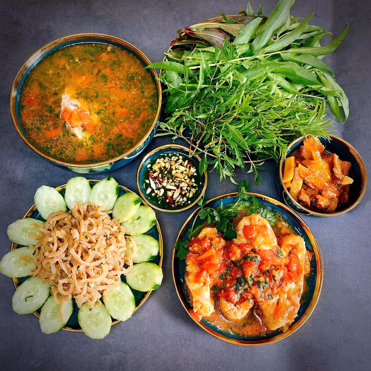 Chỉ là đĩa cá sốt, thịt kho, canh chua hay chút rau,...cũng đủ tạo nên một bữa ăn gia đình đầy đủ màu sắc, hương vị. Ảnh: Tuyết Ruby