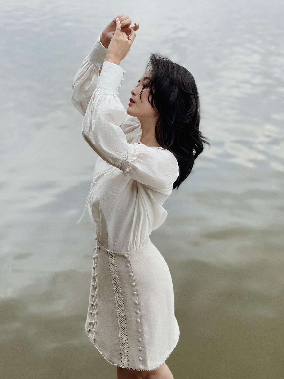 Nhiều hình ảnh của gái xinh RMIT này khiến nhiều người liên tưởng đến những mỹ nhân của thập niên 70 bởi vẻ đẹp thanh thoát, sang trọng.