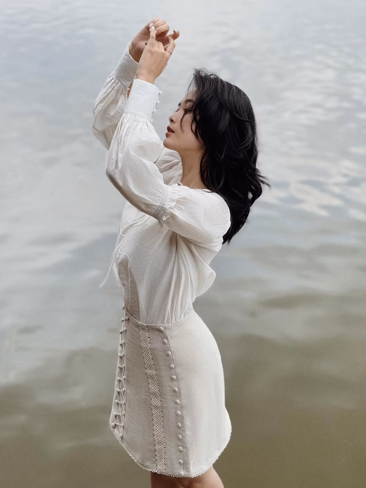 Nhiều hình ảnh của gái xinh RMIT này khiến nhiều người liên tưởng đến những mỹ nhân của thập niên 70 bởi vẻ đẹp thanh thoát, sang trọng.