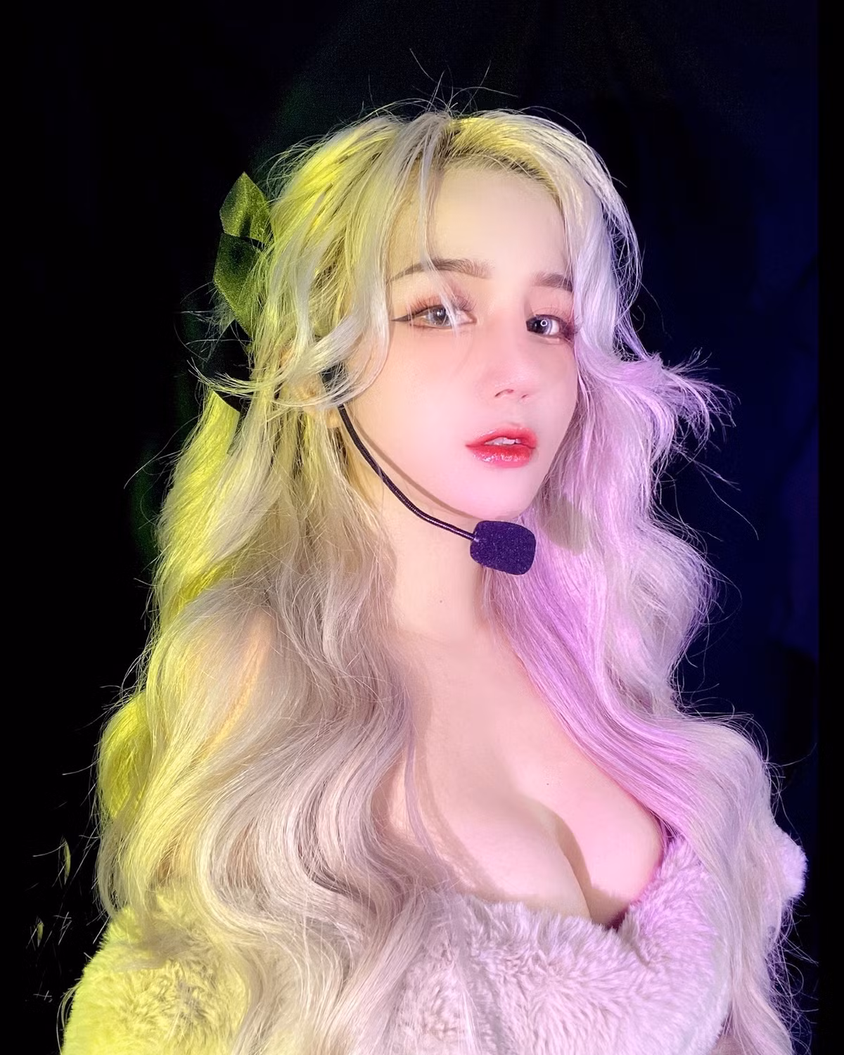 Phan Hoàng Thiên Thy sinh năm 1995, được biết đến là hot girl sở hữu ngoại hình không khác gì "thần tiên tỷ tỷ". Hiện tại cô nàng đang làm việc tại Hà Nội.