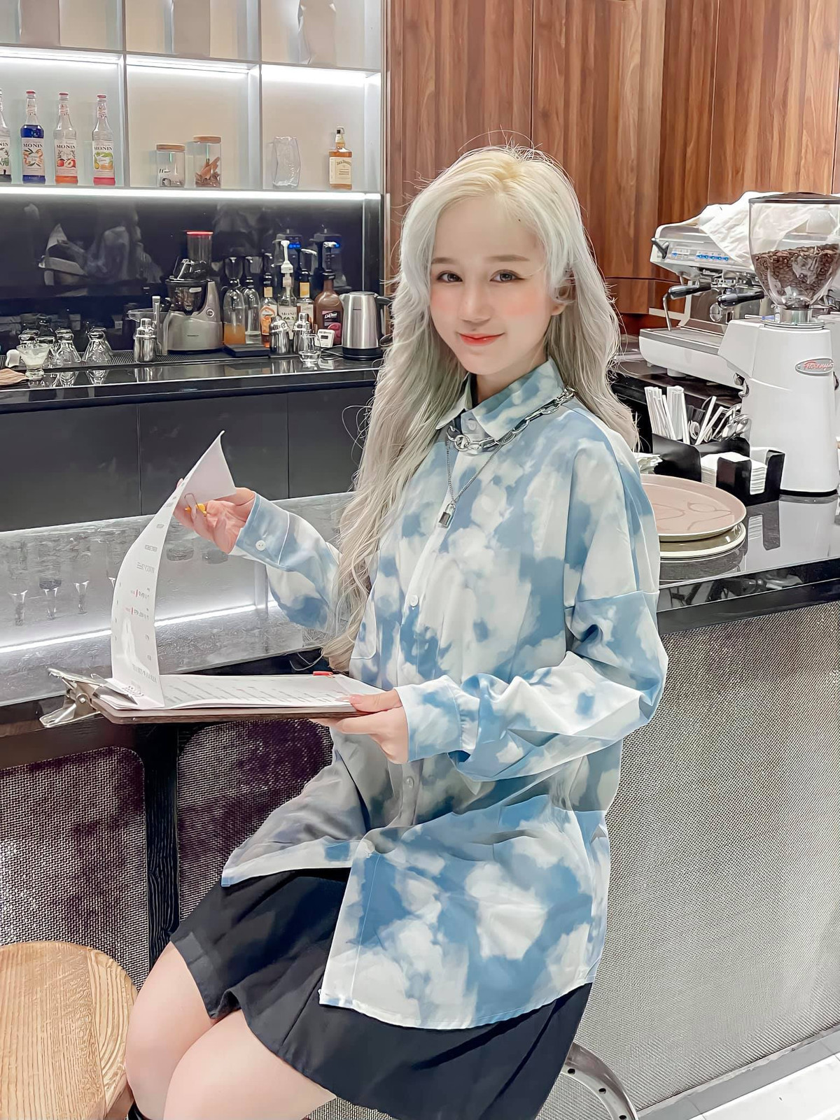 Hot girl Thiên Thy còn biết đến với vai trò là một nữ streamer trên mạng xã hội. Nổi tiếng với hình ảnh quyến rũ, gợi cảm nên cô gái này thường bị "gạ tình" hay lạm dụng hình ảnh của cô để "mồi chài" trong các hội nhóm "sugar baby, sugar daddy".